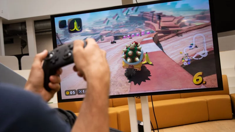 Gleich rutscht Bowser auf der Bananenschale aus. «Mario Kart World» bringt das bekannte und beliebte Rennspiel auf die neue Switch 2. - © Christin Klose/dpa-tmn