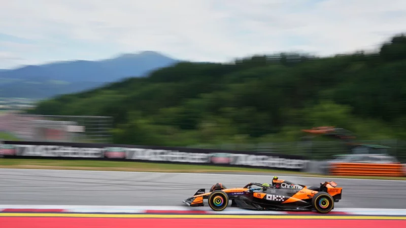 Lando Norris rast der Konkurrenz in Spielberg davon. - © Darko Bandic/AP/dpa