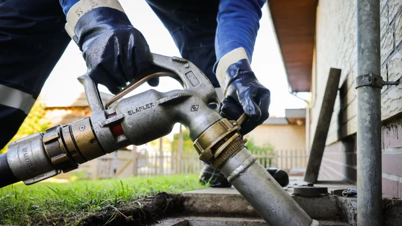 Mal steigen, mal fallen die Heiz&ouml;lpreise. Damit die n&auml;chste Heiz&ouml;llieferung kosteng&uuml;nstiger wird, helfen ein paar Tipps. - &copy; Christian Charisius/dpa