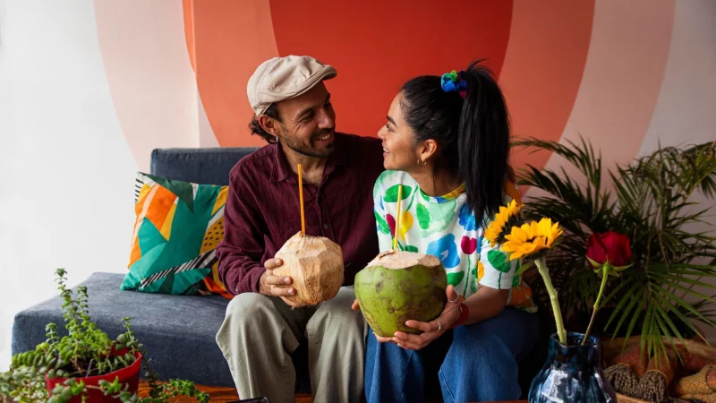 Chillen auf thail&auml;ndische Art: mit einer eiskalten Kokosnuss mit Strohhalm. - &copy; Pau Cardellach Lliso/Westend61/dpa-tmn