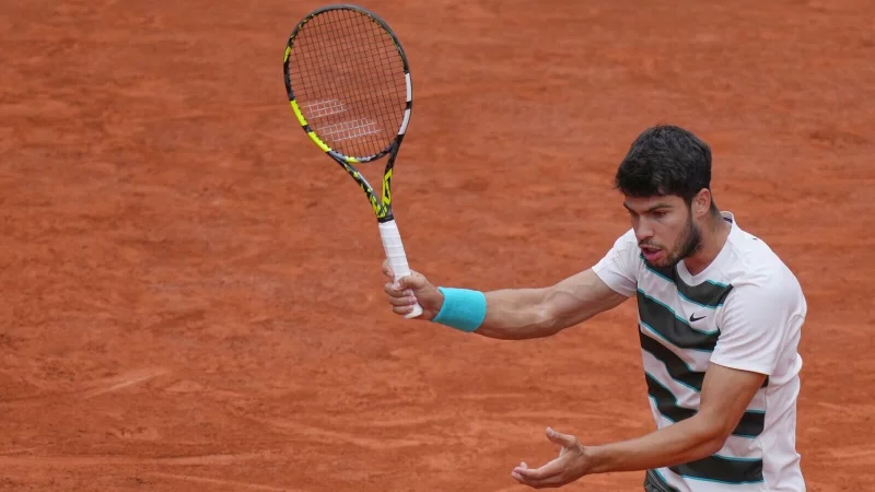Carlos Alcaraz kann sich nicht vorstellen, in Paris so erfolgreich wie Rafael Nadal zu sein. - © Thibault Camus/AP/dpa