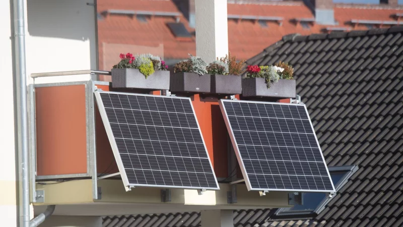 Rechnet sich schnell: Schon nach wenigen Jahren kann sich ein Balkonkraftwerk bezahlt machen – je nach Standort. - © Stefan Sauer/dpa