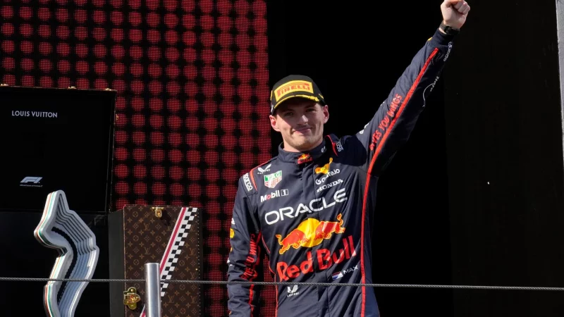 Weltmeister Max Verstappen beeindruckt mit seinem Sieg in Imola einmal mehr auch die internationale Presse. - © Luca Bruno/AP/dpa