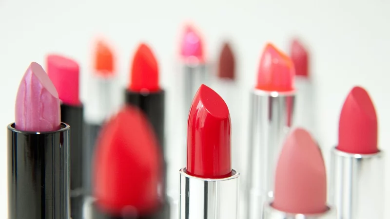 Ein ranziger, bei&szlig;ender oder &laquo;chemisch ver&auml;nderter&raquo; Geruch bei Kosmetika ist ein klares Warnsignal, dass das Produkt abgelaufen ist. - &copy; Andrea Warnecke/dpa-tmn