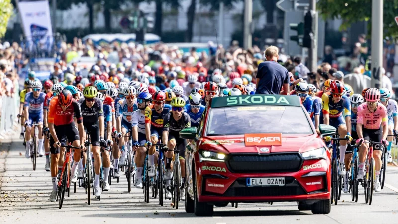 160 Fahrer gingen bei den Cyclassics an den Start. - © Axel Heimken/dpa