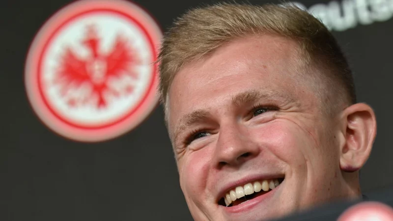 Jonathan Burkardt spricht. - © Arne Dedert/dpa