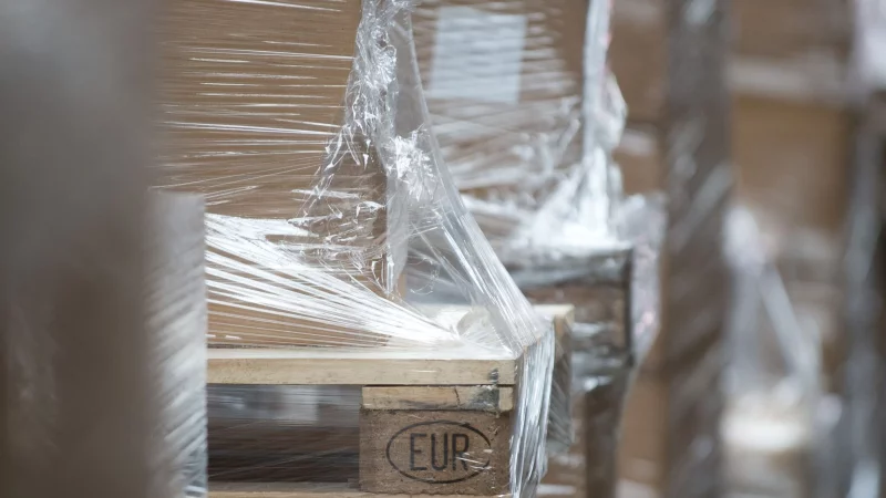 Wenn der Lieferant Ware auf Holzpaletten bringt, sollten Verbraucher nach den R&uuml;ckgabe-Konditionen fragen. - &copy; Bernd Thissen/dpa/dpa-tmn