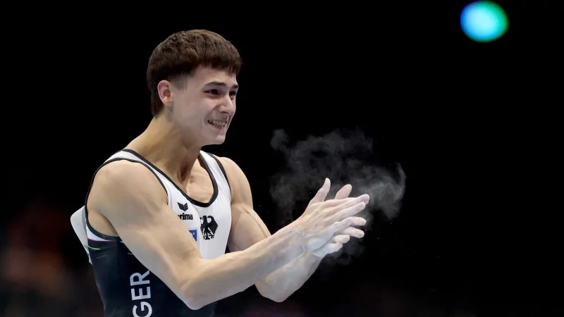 Beifall für seine Barren-Übung: Timo Eder. - © Jan Woitas/dpa