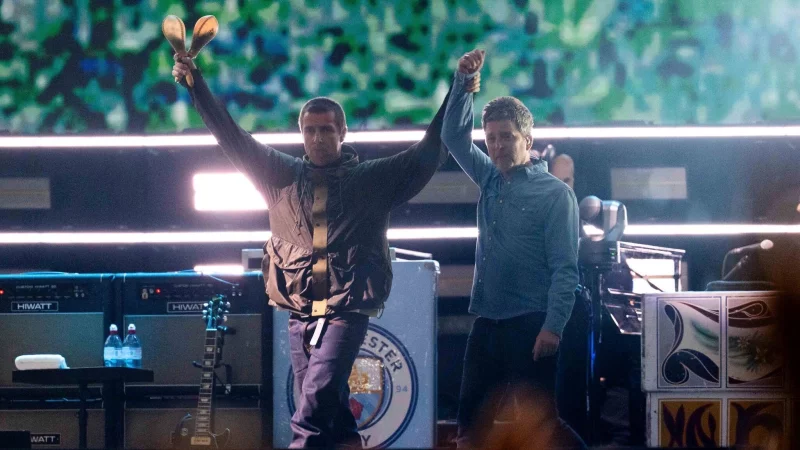 Liam und Noel Gallagher sind wieder auf der Bühne vereint. - © Scott A Garfitt/Invision/AP/dpa