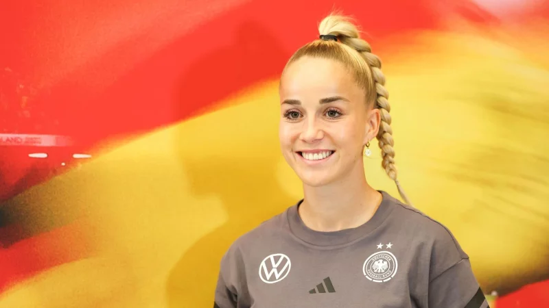 Rhetorisch versiert, diplomatisch, zugewandt: Giulia Gwinn erhält viel Lob in ihrer Rolle als Kapitänin. - © Daniel Löb/dpa