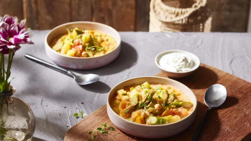 Schmeckt nach Frühling: Die Kichererbsen geben dem Kartoffel-Spargel-Ragout eine leicht cremige Konsistenz. - © KMG/die-kartoffel.de/dpa-tmn