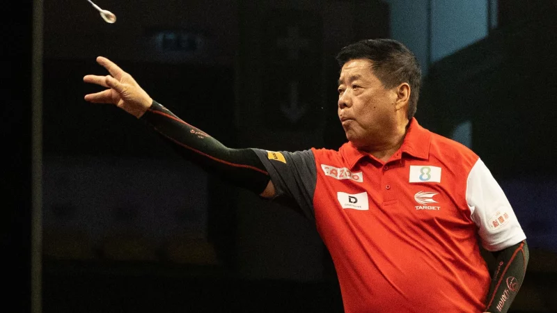 Senior des Darts-Sports: Paul Lim. - © Hannes P. Albert/dpa
