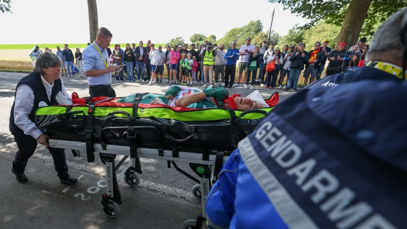 Nach dem Sturz ging es für den Belgier Jasper Philipsen gleich ins Krankenhaus. - © Matthieu Botte/MAXPPP/dpa