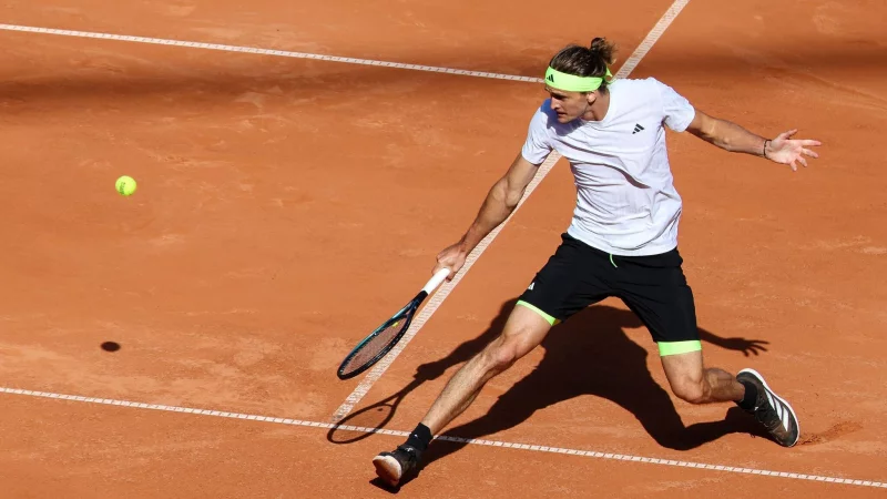 Alexander Zverev ist auch in Hamburg früh ausgeschieden. - © Frank Molter/dpa