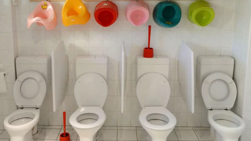 Madenwürmer werden von Kind zu Kind übertragen, meist im Kita- oder Grundschulalter. - © Ralf Hirschberger/dpa-Zentralbild/dpa-tmn