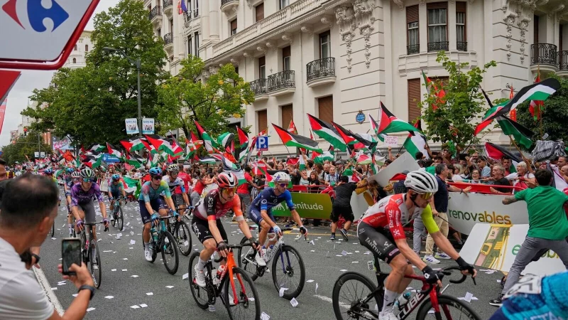 Seit Tagen gibt es bei der Vuelta propalästinensische Proteste. - © Miguel Oses/AP/dpa