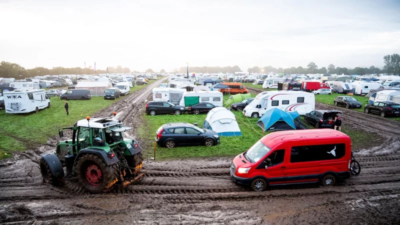 Wenn nichts mehr geht, kann ein Traktor Steckengebliebene aus dem Schlamm befreien. - &copy; Daniel Bockwoldt/dpa/dpa-tmn