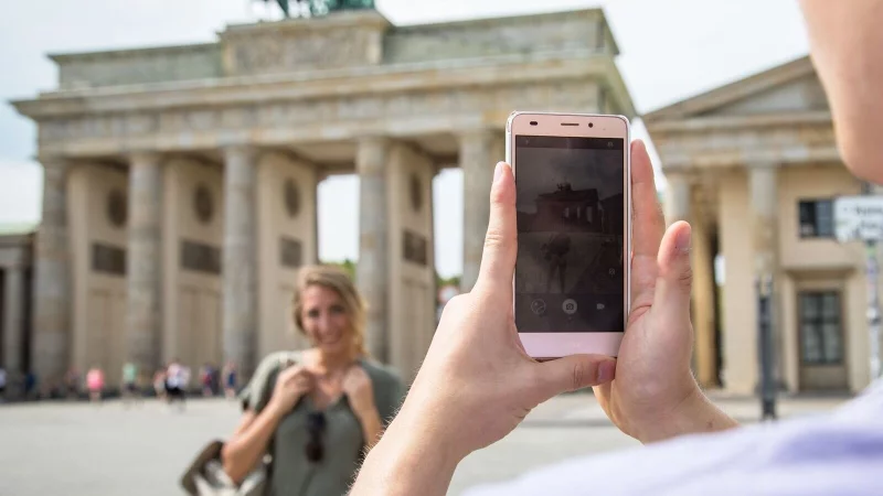 Urlaubsfotos mit Hilfe: Sch&ouml;ne Aufnahmen gelingen auch ohne Selfie-Arm. - &copy; Christin Klose/dpa-tmn