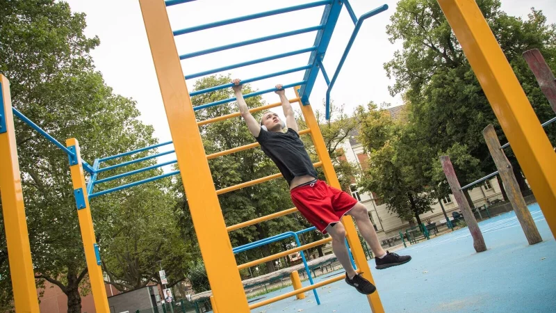 Calisthenics-Parks lassen sich in vielen St&auml;dten finden - die Online-Suche listet weltweit geeignete Spots auf. - &copy; Christin Klose/dpa-tmn