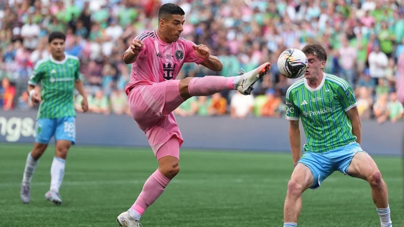Luis Suárez (l) sorgte nach Schlusspfiff mit einer Attacke gegen einen Betreuer für Wirbel. - © Lindsey Wasson/AP/dpa