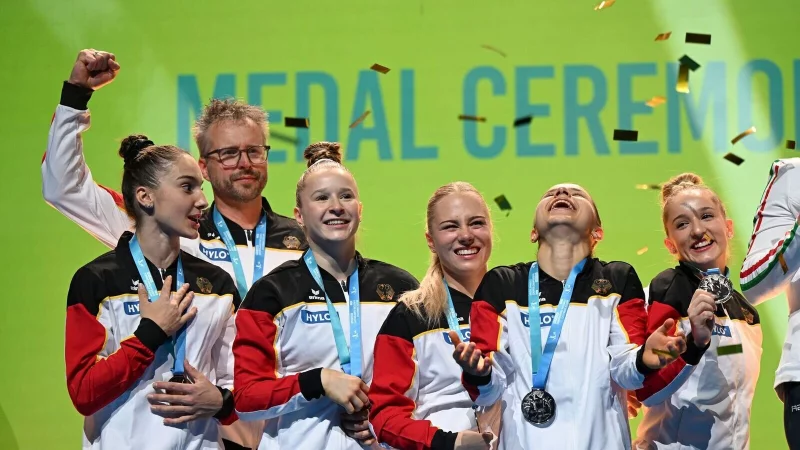 Bundestrainer Gerben Wiersma jubelt mit seinen Turnerinnen über EM-Silber. - © Marijan Murat/dpa