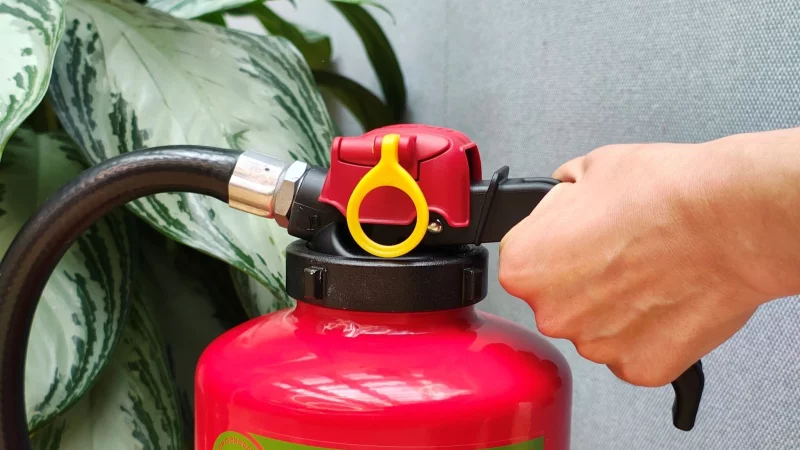 Welcher ist der Richtige? Und wie benutze ich ihn richtig? Einfach drauflos kaufen ist bei Feuerl&ouml;schern keine gute Idee. - &copy; Isabelle Modler/dpa-tmn