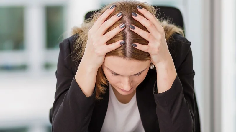 Wenn nichts mehr geht: Wer als Betroffene ständig versucht, «neurotypisch» zu wirken, riskiert einen AuDHS-Burnout. - © Monique Wüstenhagen/dpa-tmn