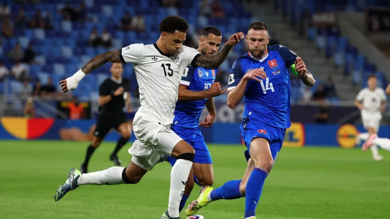 Nnamdi Collins (l) konnte bei seinem Länderspiel-Debüt nicht liefern. - © Christian Charisius/dpa