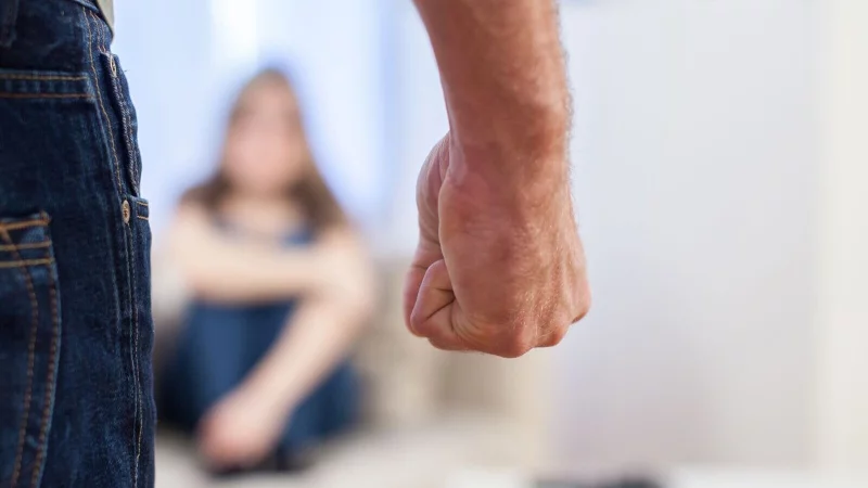 Urteil: Ein Mann, der seine Frau schwer misshandelt hat und nicht erwerbstätig war, hat bei der Scheidung keinen Anspruch auf Durchführung des Versorgungsausgleichs. - © Christin Klose/dpa-tmn