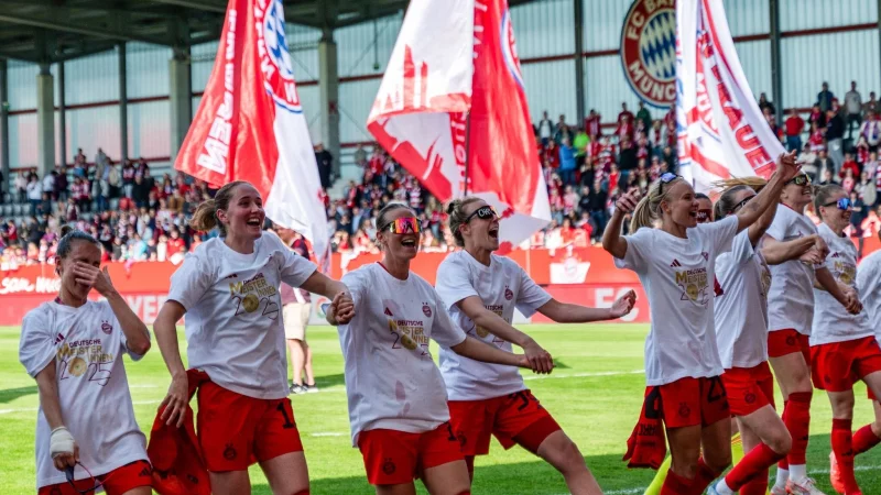 Hurra, wir fahren nach Estoril: Auch der FC Bayern nimmt an dem neuen Turnier teil. - &copy; Leonie Asendorpf/dpa
