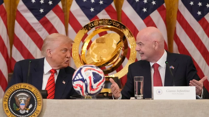 FIFA-Chef Infantino zelebriert die Nähe zu US-Präsident Trump. - © Mark Schiefelbein/AP/dpa
