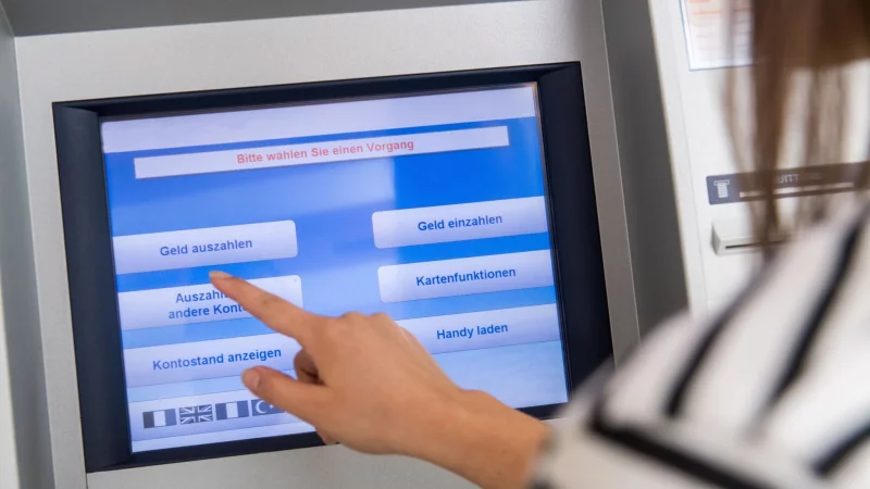 Wie teuer darf das Girokonto sein? Mehr als 700 Angebote von 182 Banken und Sparkassen hat die Stiftung Warentest Finanzen unter die Lupe genommen. - © Benjamin Nolte/dpa-tmn