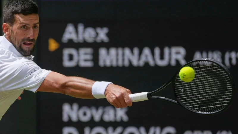 Novak Djokovic erreicht das Viertelfinale in Wimbledon. - © Kin Cheung/AP/dpa