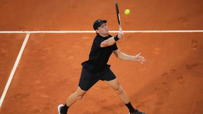 Jannik Sinner brillierte im Viertelfinale von Rom. - © Alessandra Tarantino/AP/dpa