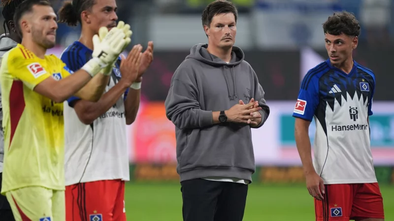 Enttäuscht nach dem 0:2 im Derby: die HSV-Profis und Trainer Merlin Polzin (2.v.r.). - © Marcus Brandt/dpa