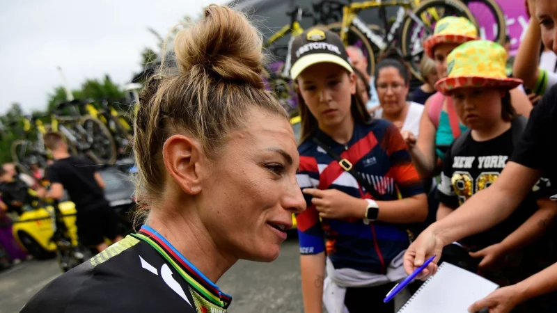 Pauline Ferrand-Prevot steht bei der Tour de France vor dem Gesamtsieg. - © Mathieu Pattier/AP/dpa