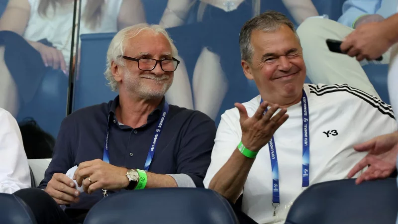 Rudi Völler (l) und Andreas Rettig sehen sich ein Spiel der U21 bei der EM an - © Branislav Racko/dpa