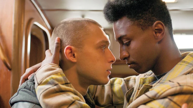 Der Liebe von Robert und Ivar stehen zahlreiche Hindernisse im Weg, zu sehen im Film &laquo;Norwegian Dream&raquo;. - &copy; Salzgeber/MDR/dpa