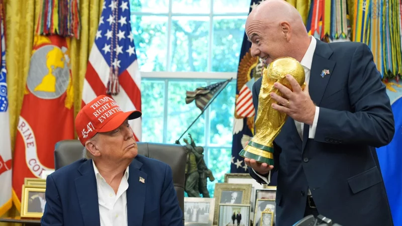 Gianni Infantino überreicht den WM-Pokal an Donald Trump. - © Jacquelyn Martin/AP/dpa