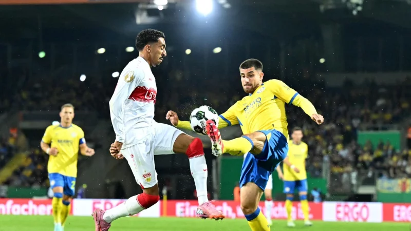 Braunschweigs Fabio Di Michele Sanchez (r) und Stuttgarts Tiago Tomás im Zweikampf. - © Swen Pförtner/dpa