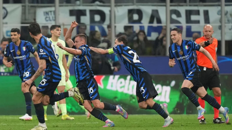 Die Inter-Spieler feiern den Einzug ins Finale der Champions League. - © Antonio Calanni/AP/dpa