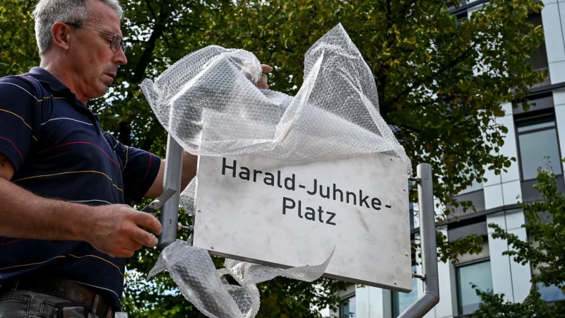 In Charlottenburg gibt es jetzt einen Harald-Juhnke-Platz. - © Jens Kalaene/dpa