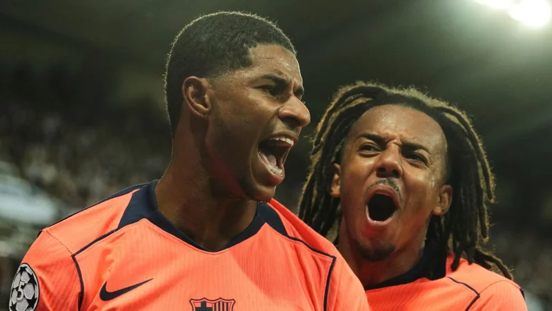 Marcus Rashford (links) traf doppelt f&uuml;r den FC Barcelona - &copy; Jon Super/AP/dpa