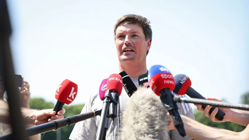 Ist vor seiner ersten Bundesliga-Saison gefragt: HSV-Cheftrainer Merlin Polzin (Archivbild) - © Christian Charisius/dpa