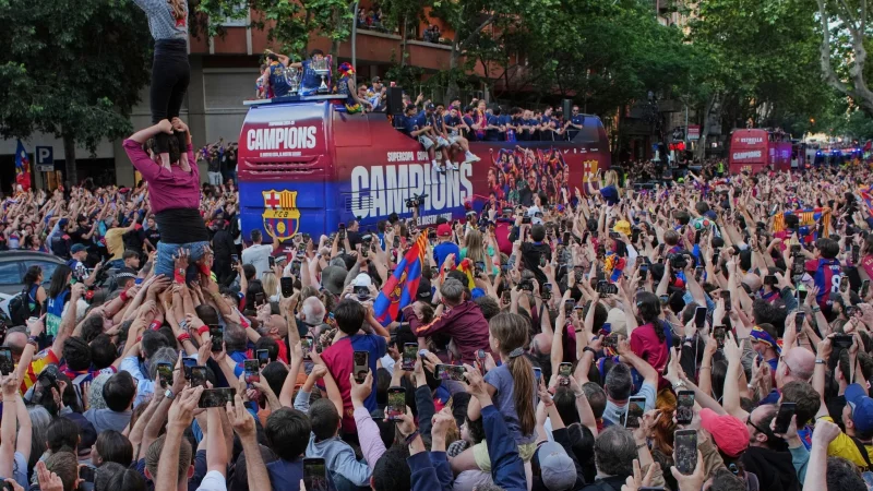 Die Siegesfahrt der spanischen Meister. - © Emilio Morenatti/AP/dpa