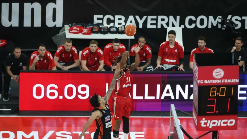 Booker wirft einen Dreier. - © Matthias Stickel/dpa