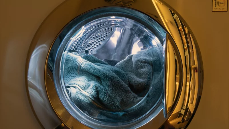 Ein Warmwasseranschluss an der Waschmaschine kann den Stromverbrauch f&uuml;r das Aufheizen senken. - &copy; Soeren Stache/dpa-Zentralbild/dpa-tmn