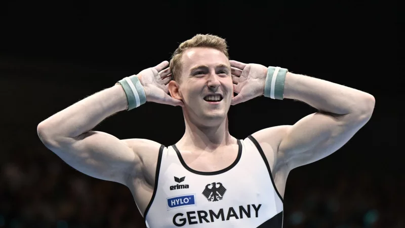 Nils Dunkel animiert das Publikum. - © Marijan Murat/dpa