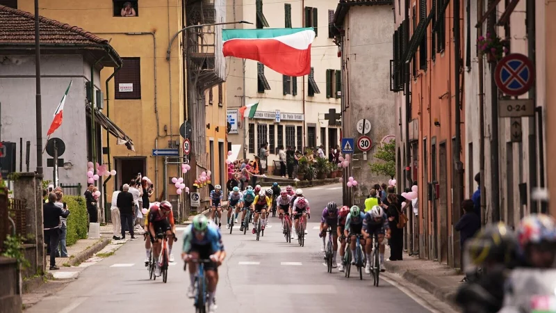 Für das Giro-Peloton stand eine knifflige elfte Etappe auf dem Programm. - © Marco Alpozzi/LaPresse/AP/dpa