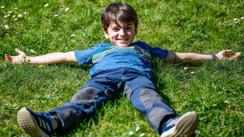 Wenn Grasflecken in den Kleidungsstücken zurückbleiben, empfiehlt sich ein Vollwaschpulver mit Bleichmittel auf Sauerstoffbasis. - © Kirsten Neumann/dpa-tmn